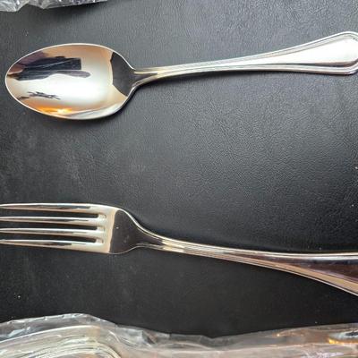 Cusininart 12/10 Stainless steel flatware set / appears brand new!