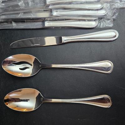 Cusininart 12/10 Stainless steel flatware set / appears brand new!