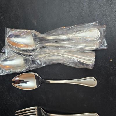 Cusininart 12/10 Stainless steel flatware set / appears brand new!
