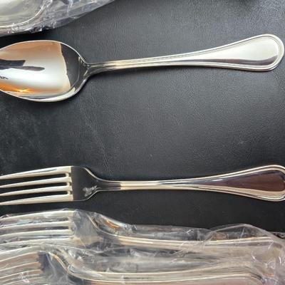 Cusininart 12/10 Stainless steel flatware set / appears brand new!