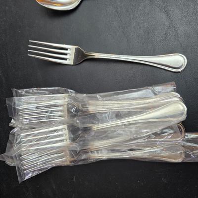 Cusininart 12/10 Stainless steel flatware set / appears brand new!