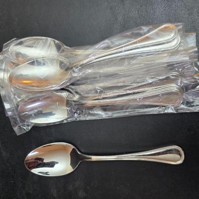Cusininart 12/10 Stainless steel flatware set / appears brand new!