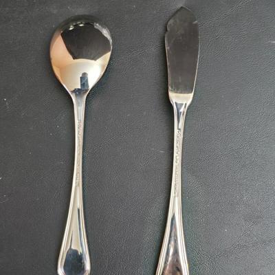 Cusininart 12/10 Stainless steel flatware set / appears brand new!