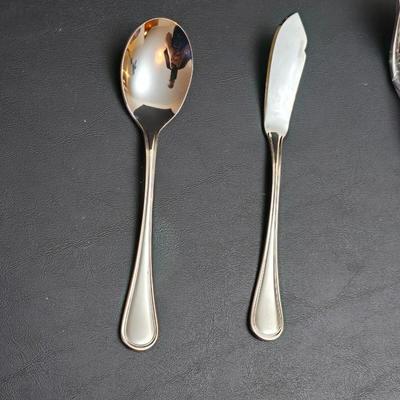 Cusininart 12/10 Stainless steel flatware set / appears brand new!