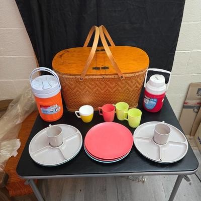 Vintage Redmon woven wood picnic basket with accessories