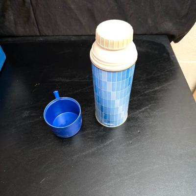 Rubbermaid cooler console ice chest with two thermoses