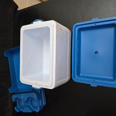 Rubbermaid cooler console ice chest with two thermoses