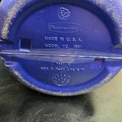 Rubbermaid cooler console ice chest with two thermoses