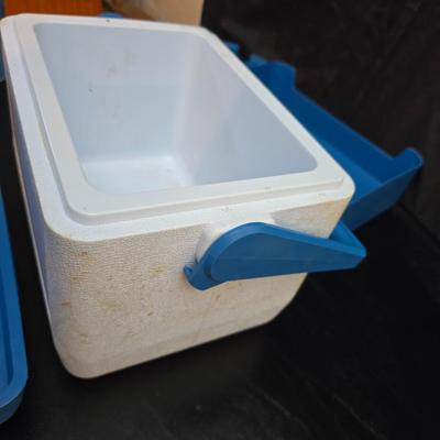 Rubbermaid cooler console ice chest with two thermoses