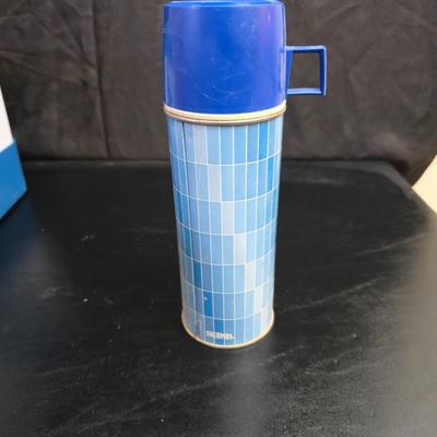 Rubbermaid cooler console ice chest with two thermoses