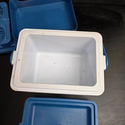 Rubbermaid cooler console ice chest with two thermoses