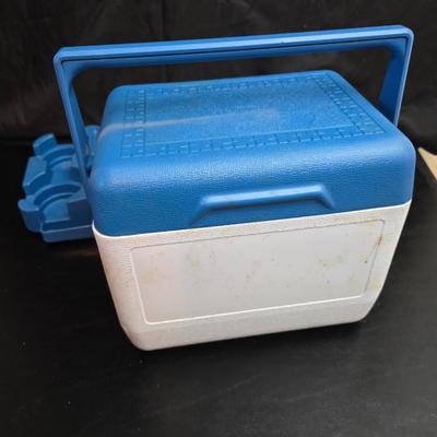 Rubbermaid cooler console ice chest with two thermoses
