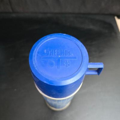 Rubbermaid cooler console ice chest with two thermoses