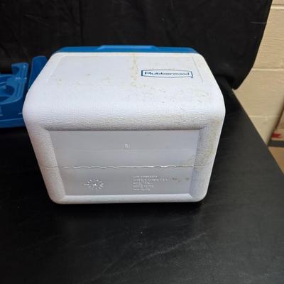 Rubbermaid cooler console ice chest with two thermoses