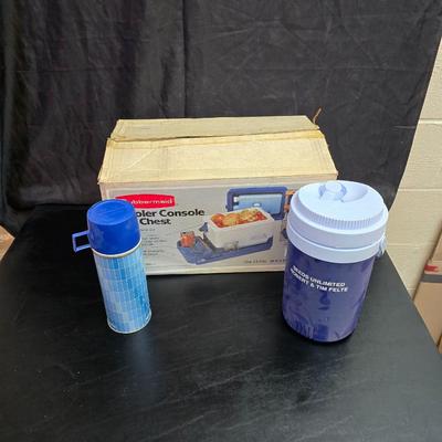Rubbermaid cooler console ice chest with two thermoses