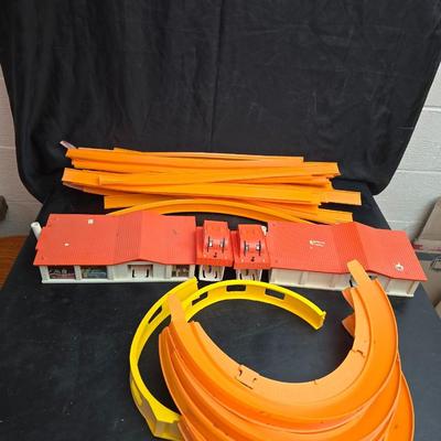 vintage Hot Wheels Super-Charger Race Set with vintage 1968 Mattel Hot Wheels Super-Charger restaurant/garage buildings.