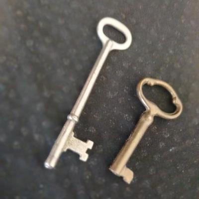 Barber tin with 12 K GF antiques glasses, Doan's pills tin, skeleton keys, Strong set shaving brush,