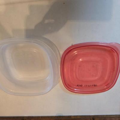 Plastic food storage containers