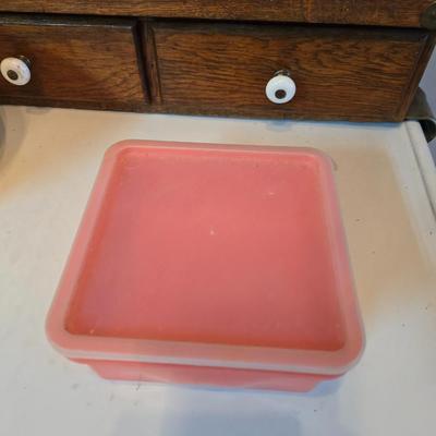 Plastic food storage containers
