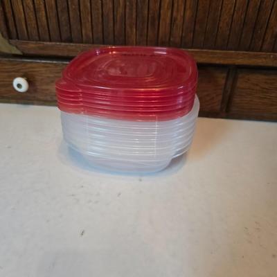 Plastic food storage containers
