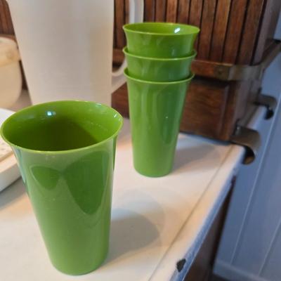 Plastic food storage containers