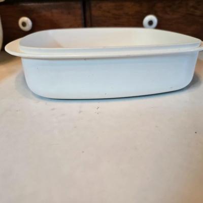 Plastic food storage containers