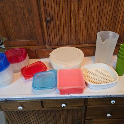 Plastic food storage containers