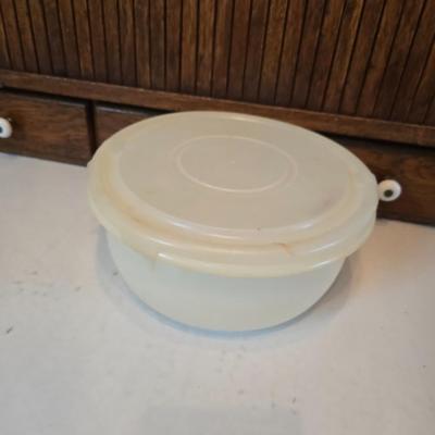 Plastic food storage containers