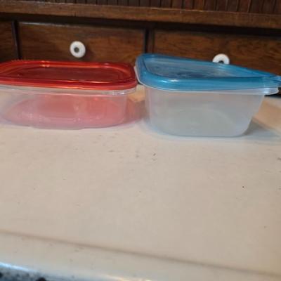 Plastic food storage containers