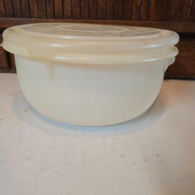 Plastic food storage containers