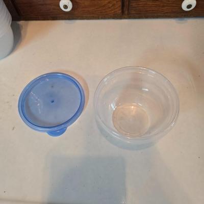 Plastic food storage containers