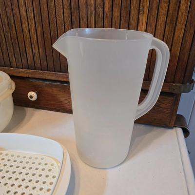 Plastic food storage containers