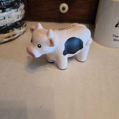 Dairy cows & Decorations - Milk - Kitchen towels & hot pads - basket - Holstien pottery and more!