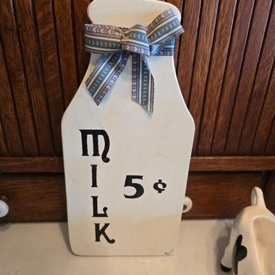 Dairy cows & Decorations - Milk - Kitchen towels & hot pads - basket - Holstien pottery and more!