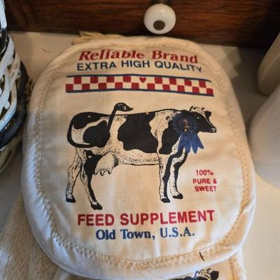 Dairy cows & Decorations - Milk - Kitchen towels & hot pads - basket - Holstien pottery and more!