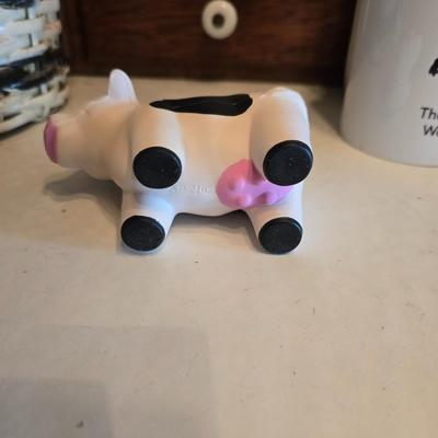 Dairy cows & Decorations - Milk - Kitchen towels & hot pads - basket - Holstien pottery and more!