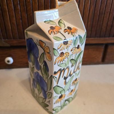 Dairy cows & Decorations - Milk - Kitchen towels & hot pads - basket - Holstien pottery and more!