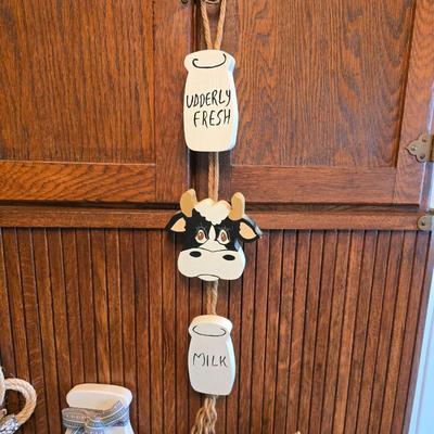 Dairy cows & Decorations - Milk - Kitchen towels & hot pads - basket - Holstien pottery and more!