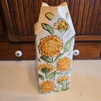 Dairy cows & Decorations - Milk - Kitchen towels & hot pads - basket - Holstien pottery and more!