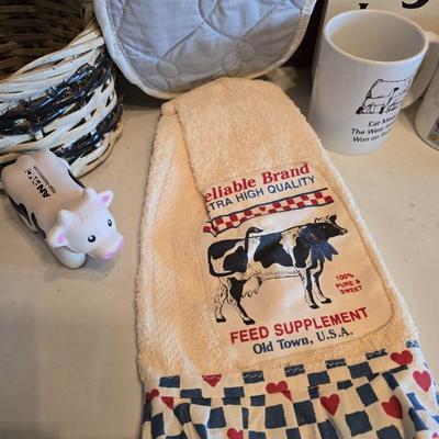 Dairy cows & Decorations - Milk - Kitchen towels & hot pads - basket - Holstien pottery and more!
