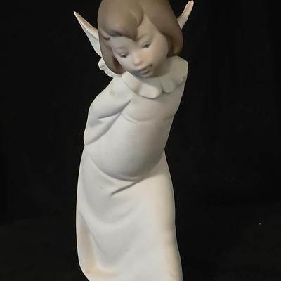 Two Llardo angel figures - Both with flaws -