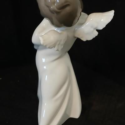 Two Llardo angel figures - Both with flaws -