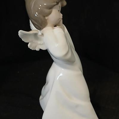 Two Llardo angel figures - Both with flaws -