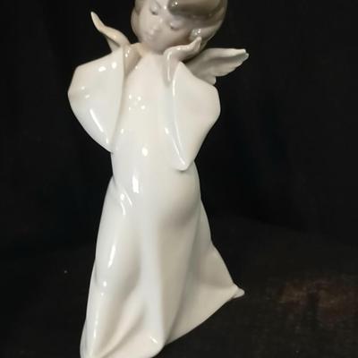 Two Llardo angel figures - Both with flaws -