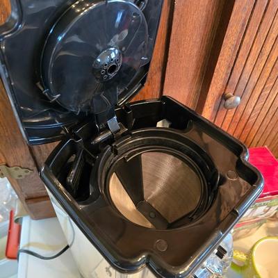 Brand new Cusinart coffee maker with a collection of mugs - including two insulated mugs and a turntable / lazy Susan