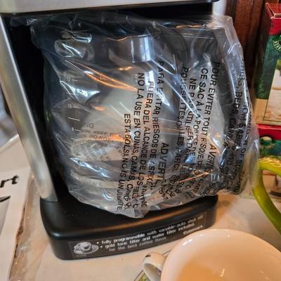 Brand new Cusinart coffee maker with a collection of mugs - including two insulated mugs and a turntable / lazy Susan