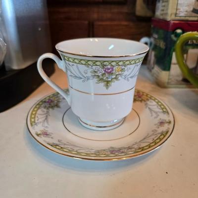 Brand new Cusinart coffee maker with a collection of mugs - including two insulated mugs and a turntable / lazy Susan