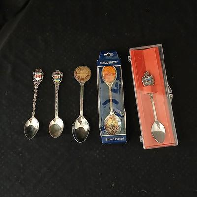 Collection of souvenir spoons - Louisianna - Canada - Mount Rushmore and more