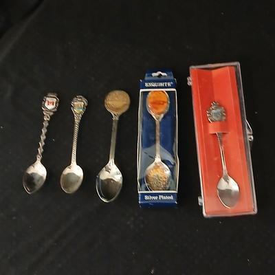 Collection of souvenir spoons - Louisianna - Canada - Mount Rushmore and more
