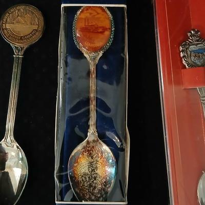 Collection of souvenir spoons - Louisianna - Canada - Mount Rushmore and more